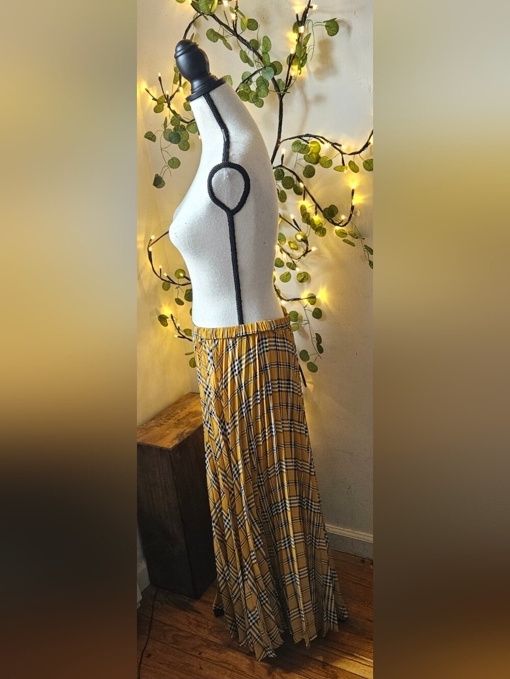 Vince Camuto size medium Highland Plaid Pleated Midi Skirt. It features a vibran - Picture 3 of 7